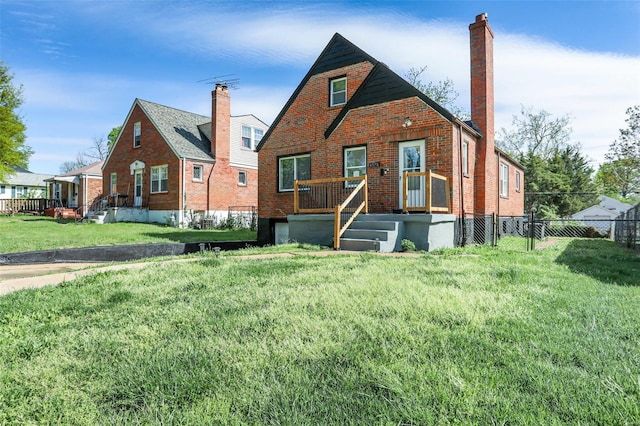 view of front of property featuring a front lawn