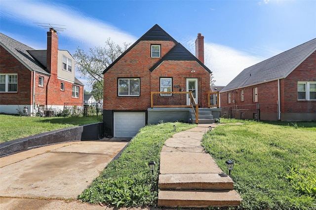 view of front facade featuring a garage and a front lawn