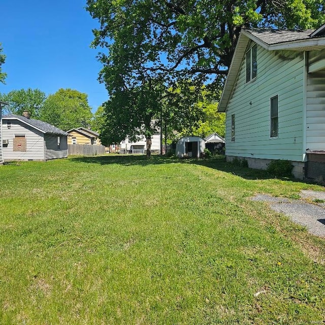 view of yard with a storage shed