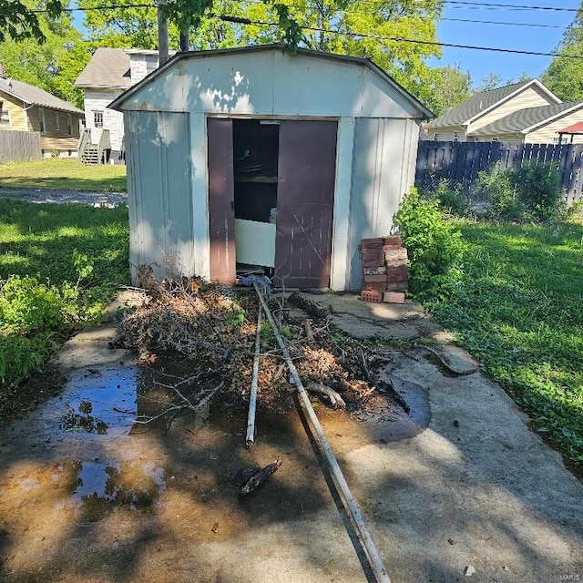 view of outdoor structure with a yard