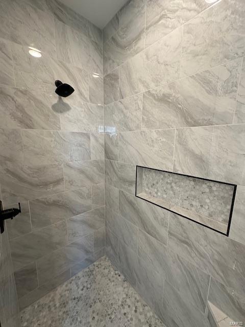 full bathroom featuring a tile shower