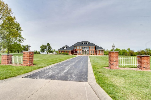 view of front of house featuring a front lawn