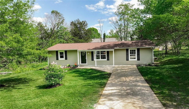 ranch-style home featuring a front lawn