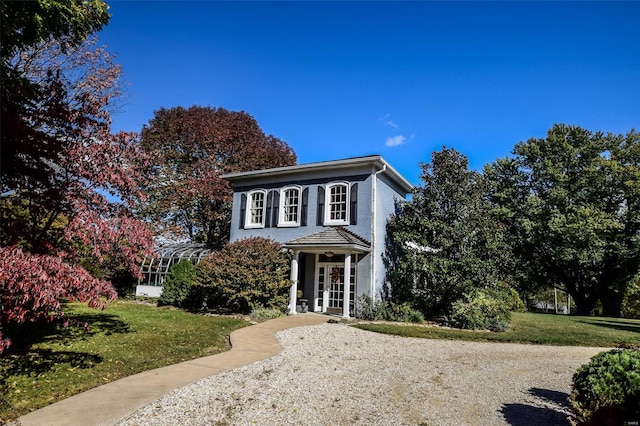 view of front of property featuring a front lawn