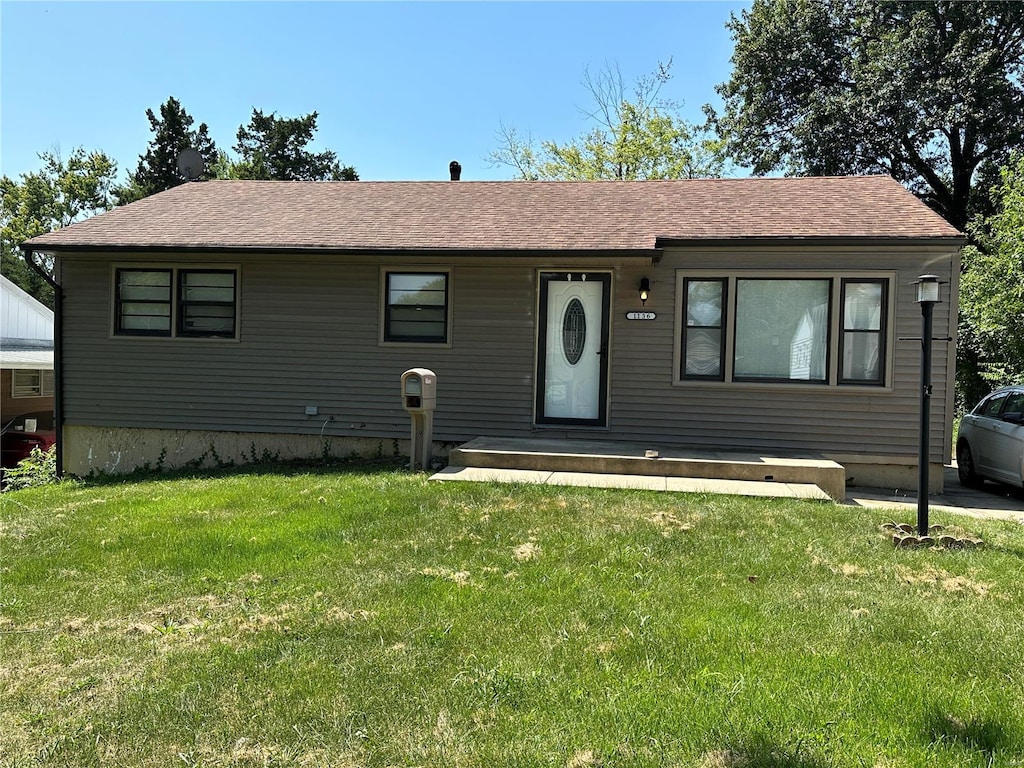 view of front of property with a front yard