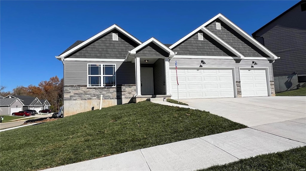 craftsman house featuring a front yard and a garage