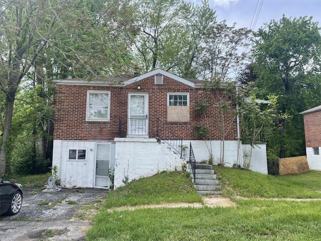 view of front of home featuring a front lawn