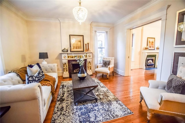 living room with crown molding, wood-type flooring, and a notable chandelier