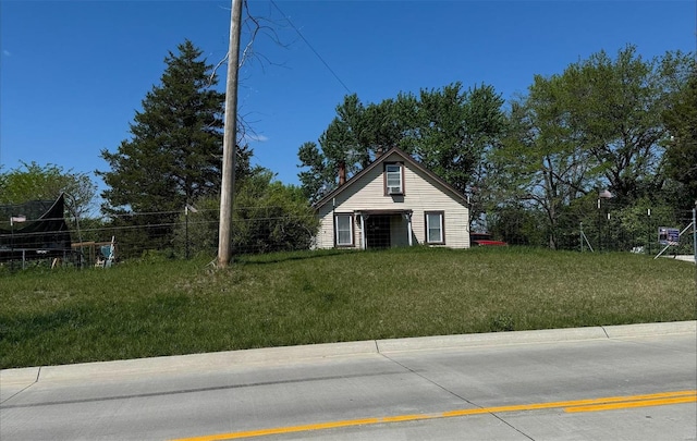 view of front facade featuring a front lawn