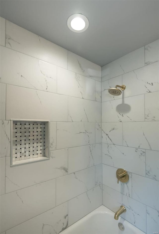 bathroom with tiled shower / bath