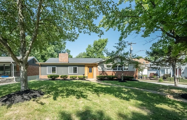 ranch-style house featuring a front yard