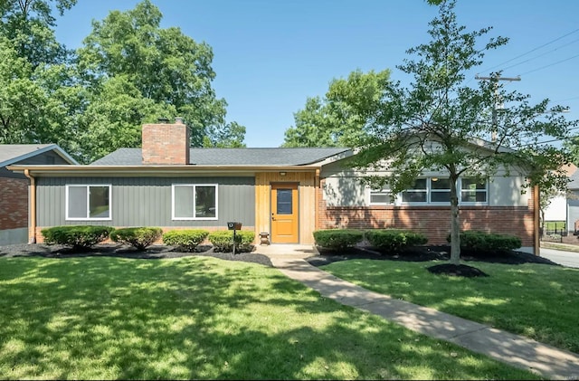 single story home featuring a front lawn