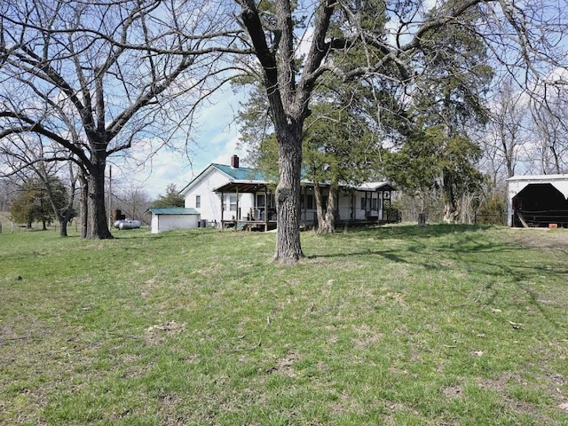 view of yard featuring an outdoor structure and a garage