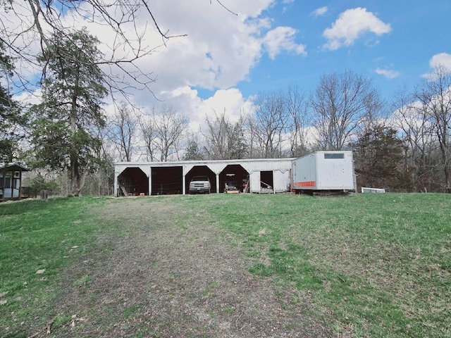 view of front of home featuring a front yard