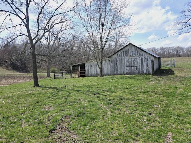 view of yard with an outdoor structure