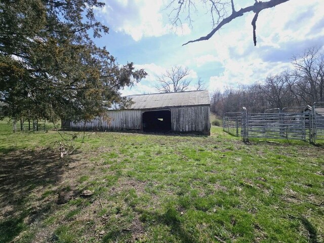 view of yard featuring an outdoor structure and a rural view