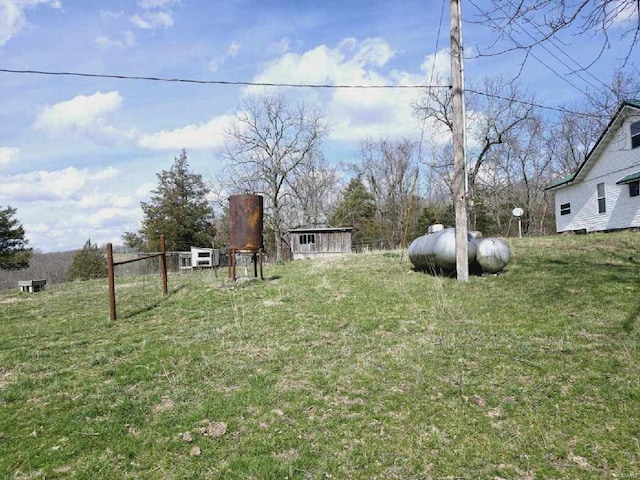 view of yard with an outdoor structure