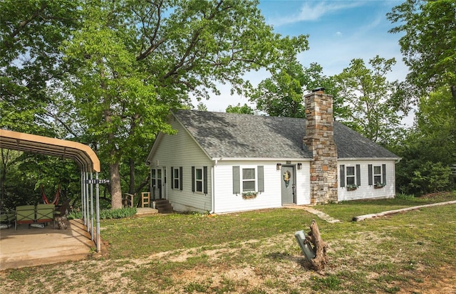 view of front of home featuring a carport and a front yard