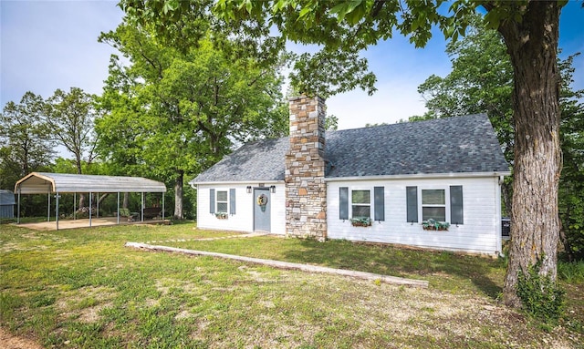 view of front of home featuring a front lawn and a carport