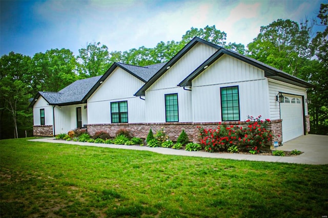 modern farmhouse style home featuring a front yard and a garage