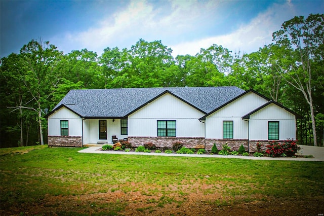 modern farmhouse featuring a front yard