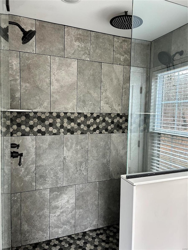 room details featuring a tile shower