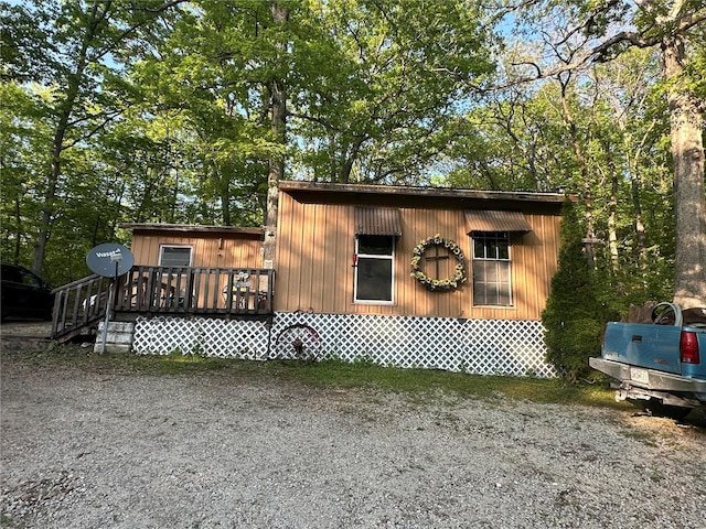 manufactured / mobile home with a wooden deck