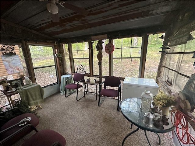 sunroom with ceiling fan