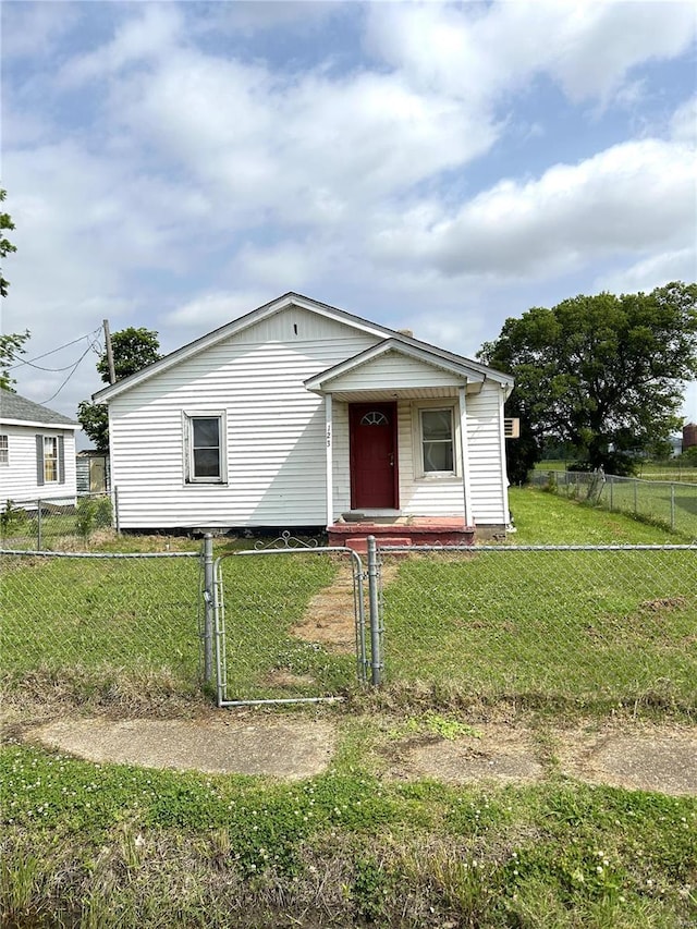 view of front of home featuring a front lawn