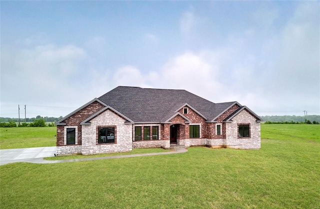 craftsman house featuring a front lawn