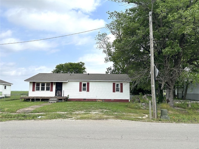 view of front of property featuring a front lawn