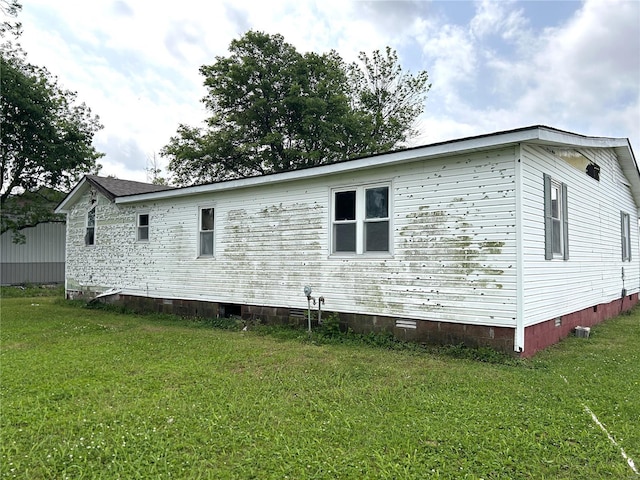 view of side of property featuring a yard