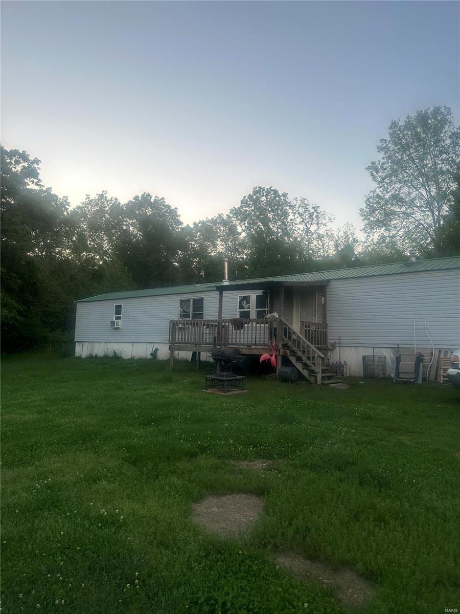 back of house featuring a lawn