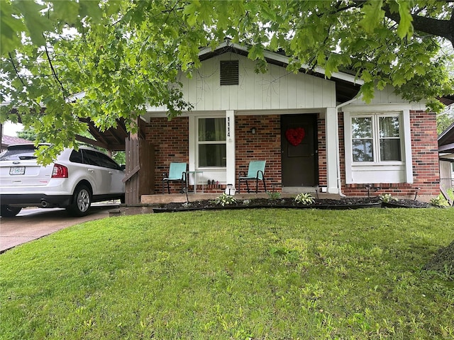 view of front of home featuring a front yard