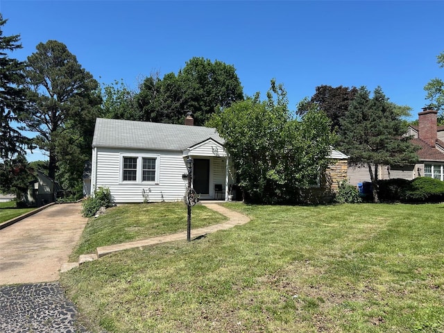 view of front of property with a front yard