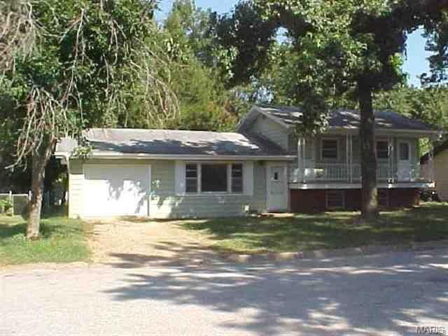 view of front of home featuring a porch and a garage