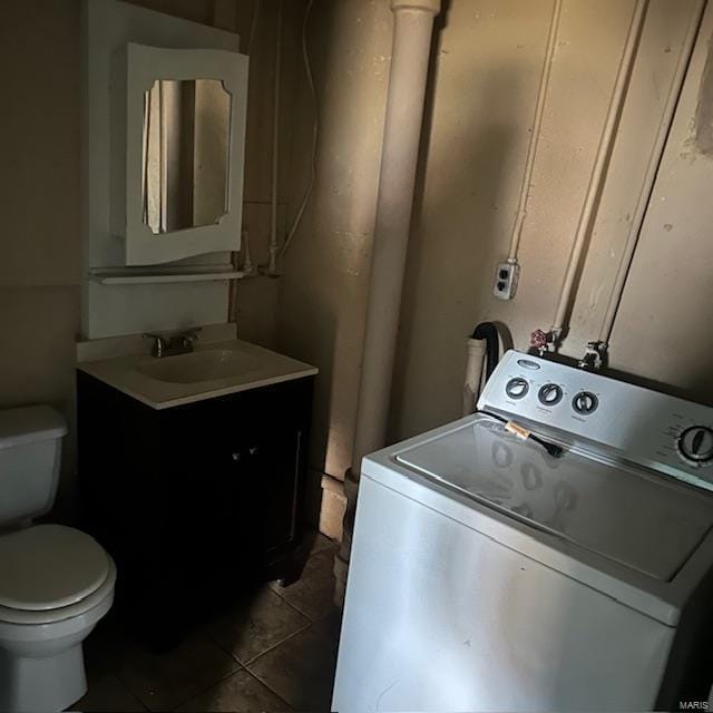 laundry area with washer / clothes dryer, sink, and tile patterned flooring