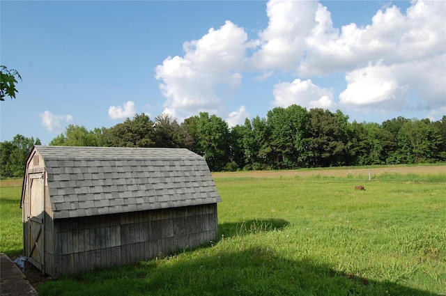 view of yard with a shed