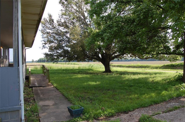 view of yard featuring a rural view