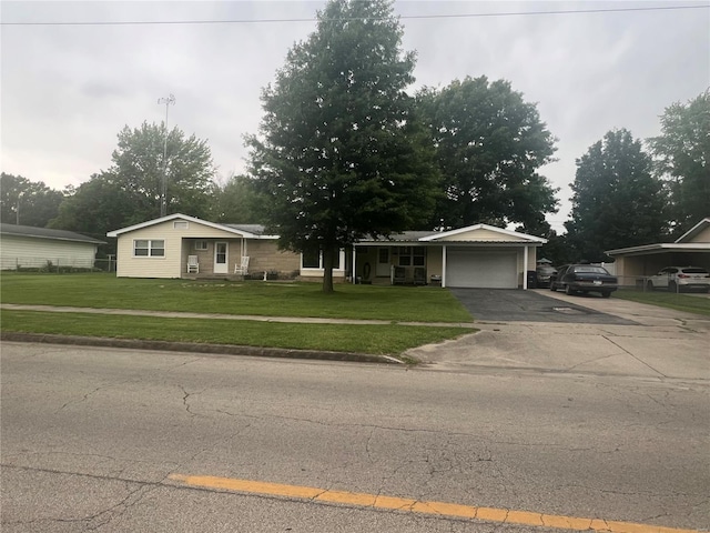 view of front facade featuring a garage and a front yard