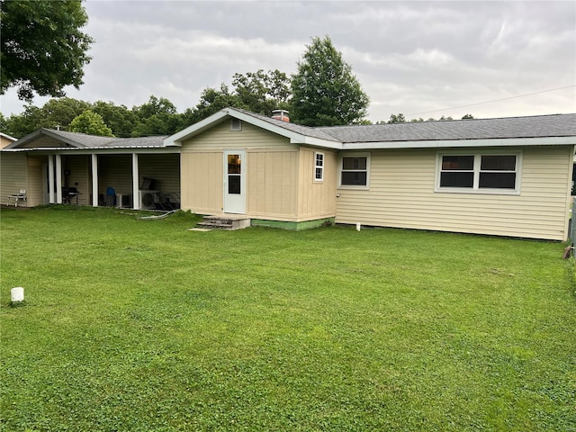 back of house featuring a lawn