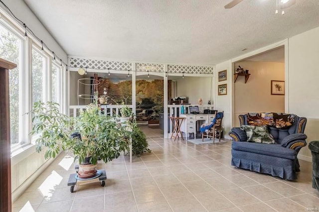 sunroom with ceiling fan