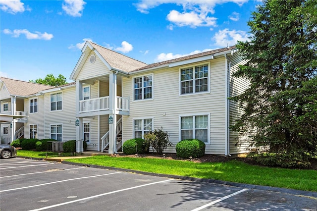 view of front of property featuring a balcony