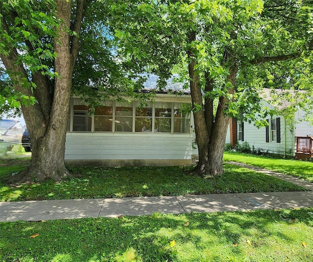 view of front of home with a front lawn