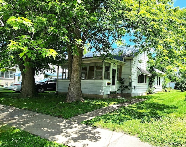 view of front of property featuring a front lawn