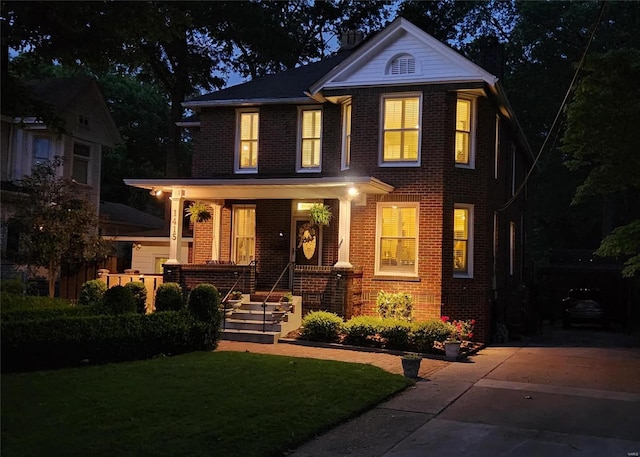 view of front of home featuring a porch and a front lawn