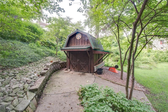 view of patio featuring a shed