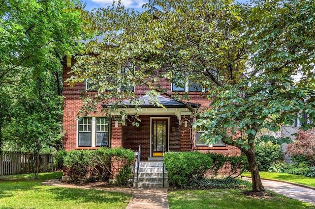 view of front facade with a front lawn