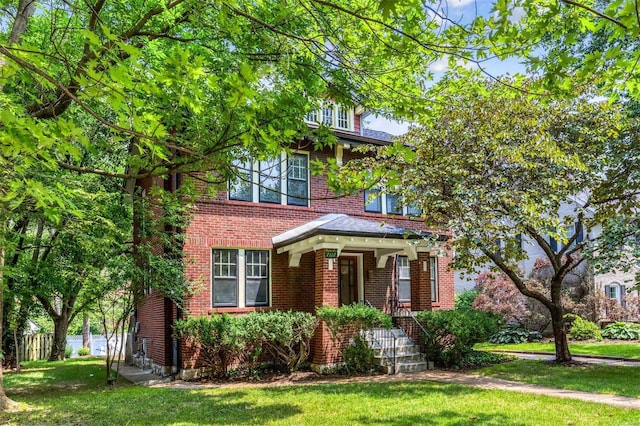 view of front of house featuring a front yard