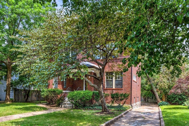 view of front of property with a front lawn